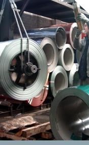 Grua moviendo bobinas